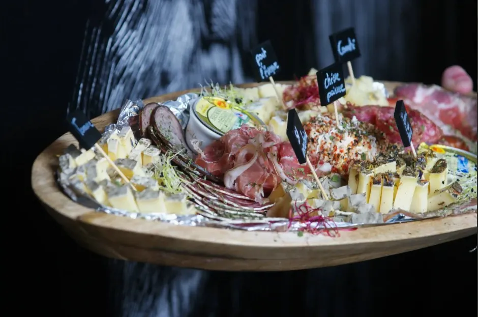 La Planche Raclette : tout le nécessaire pour une soirée réussie